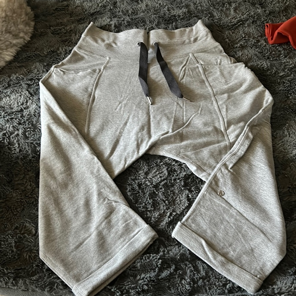 Lululemon EUC Harem 4 Drop Crotch Capri Pants with Drawstring Waist & Pockets